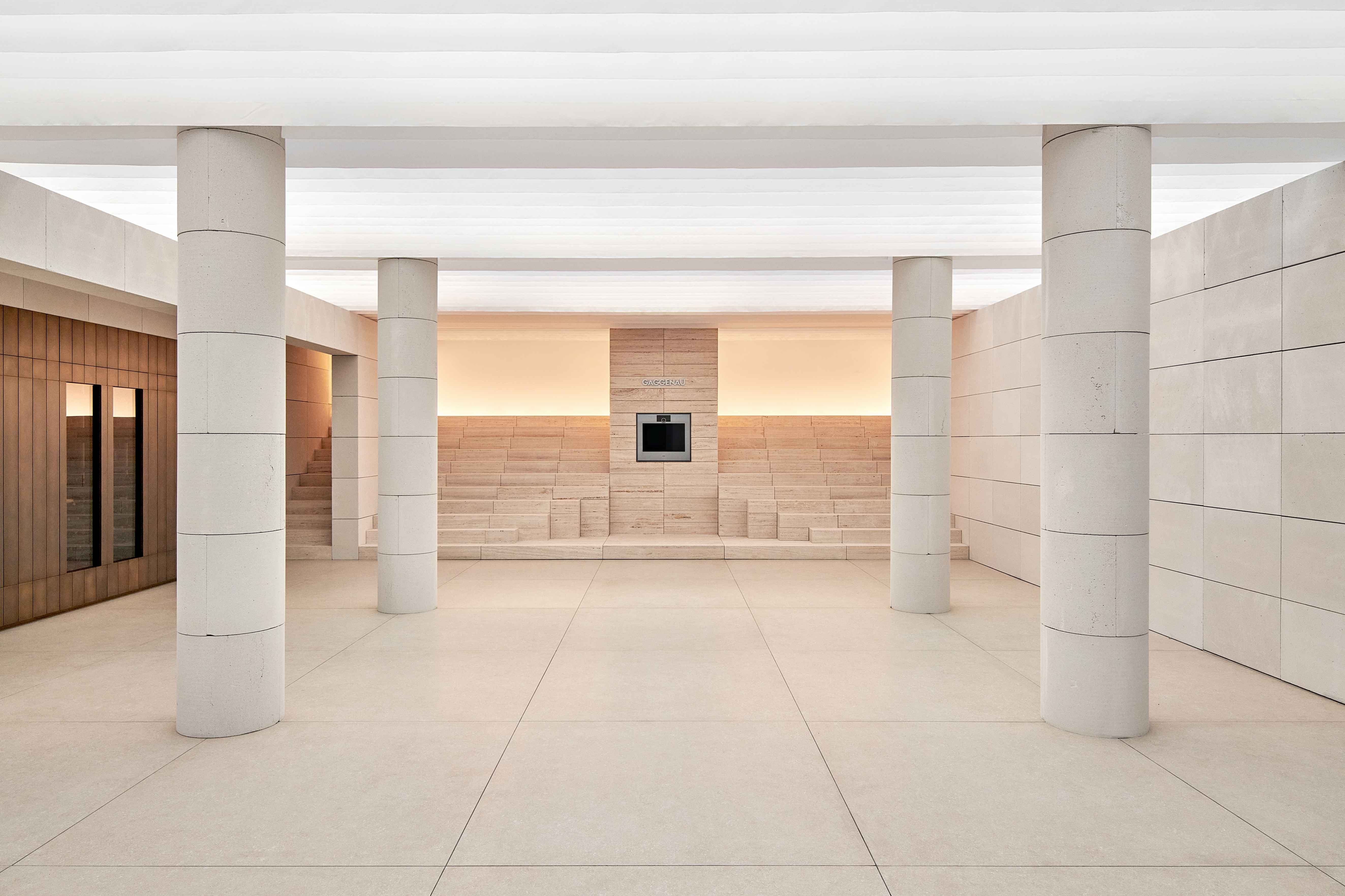 步入 Villa Necchi 花園的瞬間，將城中喧囂隔絕於門外，建築式的展場建構出秩序與寧靜，引領大眾過濾時代的雜訊